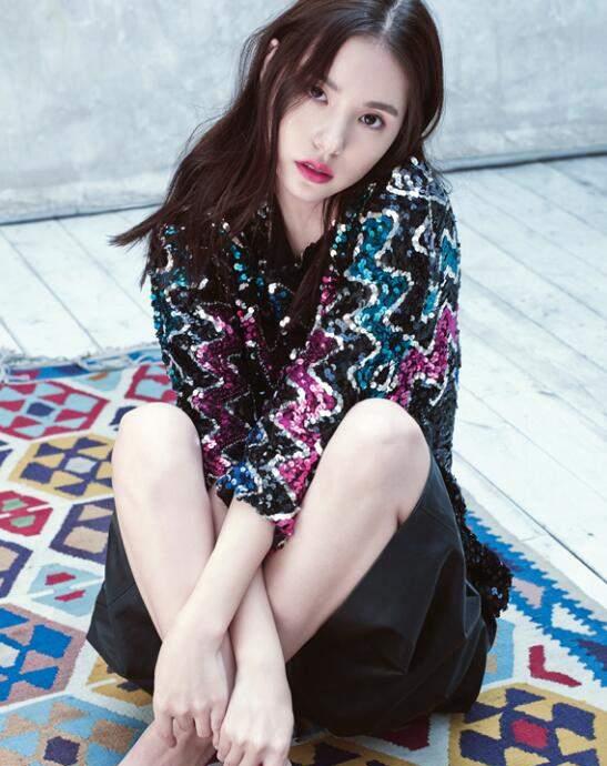 1 / 8 日前,闵孝琳在个人社交账号上晒出了一组照片, 从照片中可以