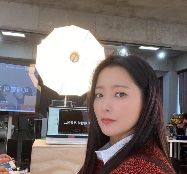 神话女主金喜善晒素颜43岁仍有少女感不愧韩国第一美女