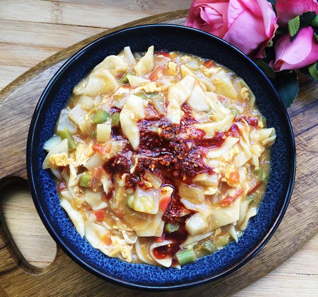 时蔬烩面片by 米拉miira原料:面粉,水,番茄,豆角,鸡蛋,水萝卜,红萝卜