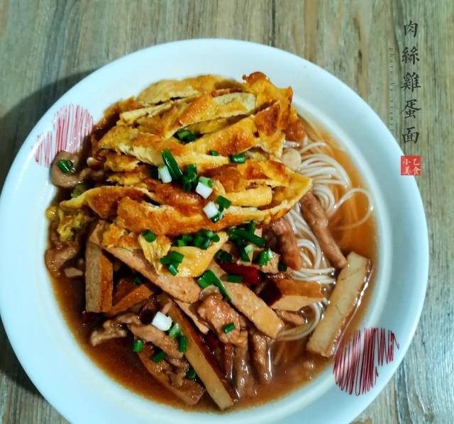 第9步,鸡蛋切丝,之前炒好的香干肉丝放上,撒上葱花即可.