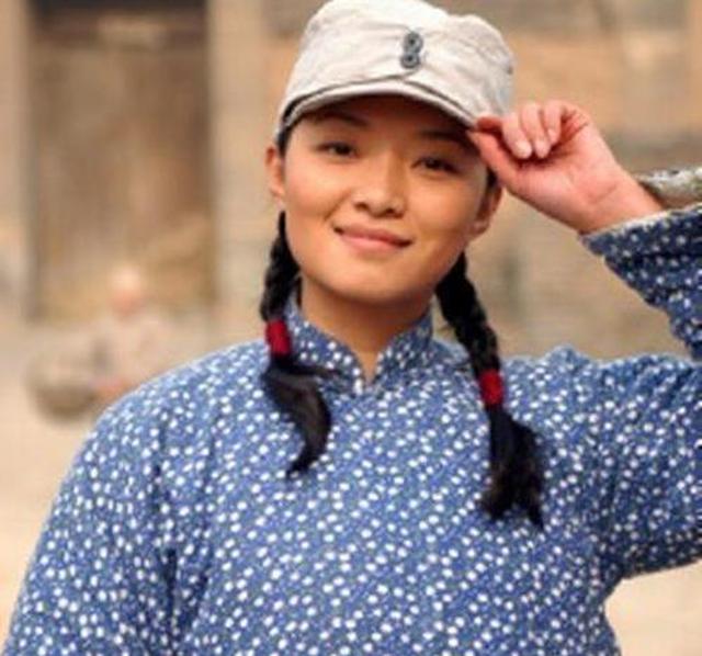 亮剑里的秀芹原来这么漂亮气质脱俗还是一名真正军人