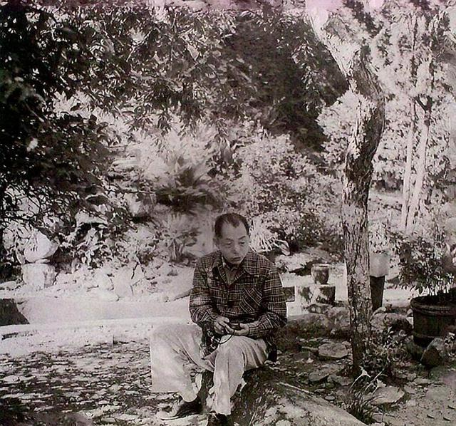 张学良在台湾照片：开荒种地贴补家用，赵四小姐能熟练使用缝纫机