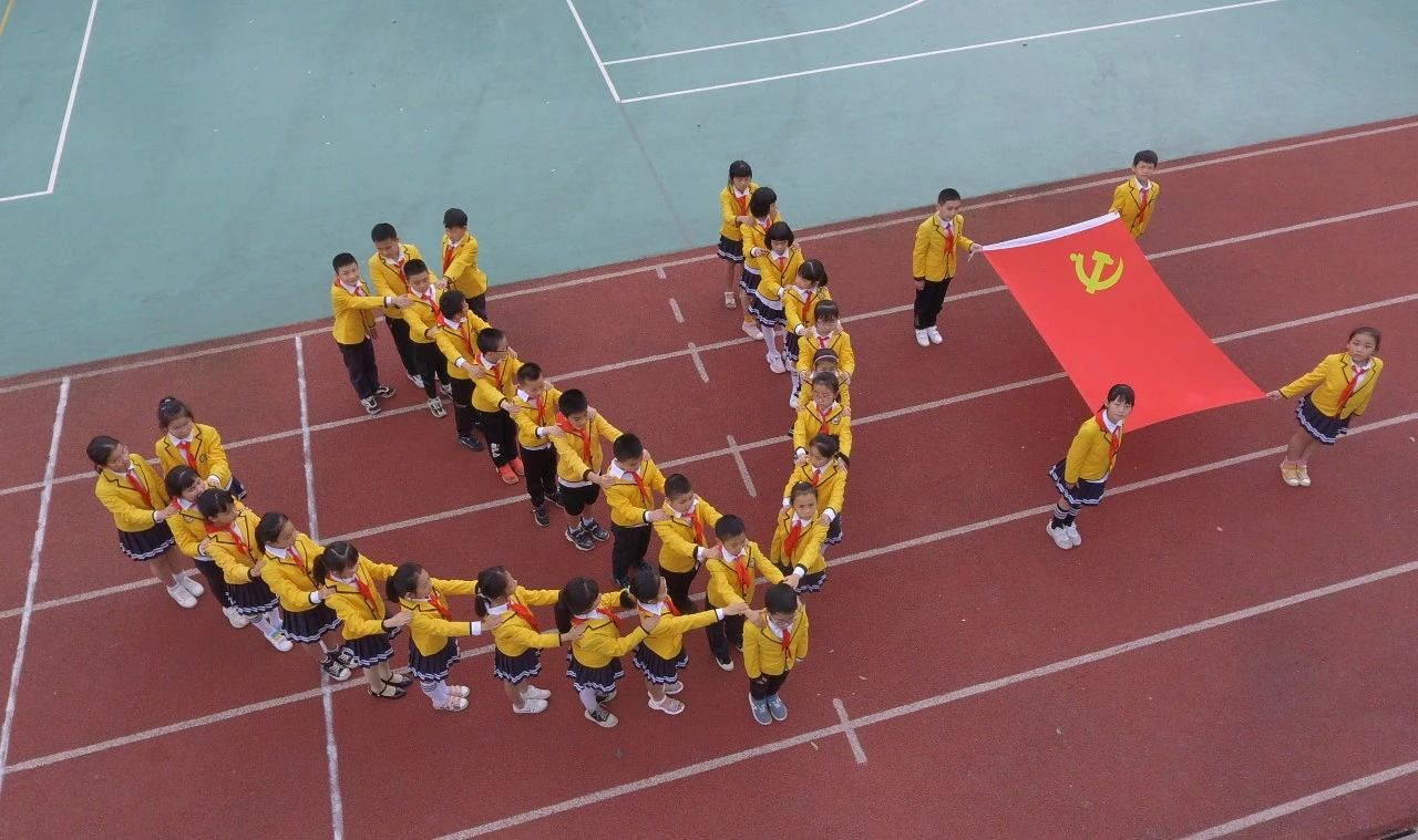 童心向党礼赞百年桂林市平山小学举办摄影展活动