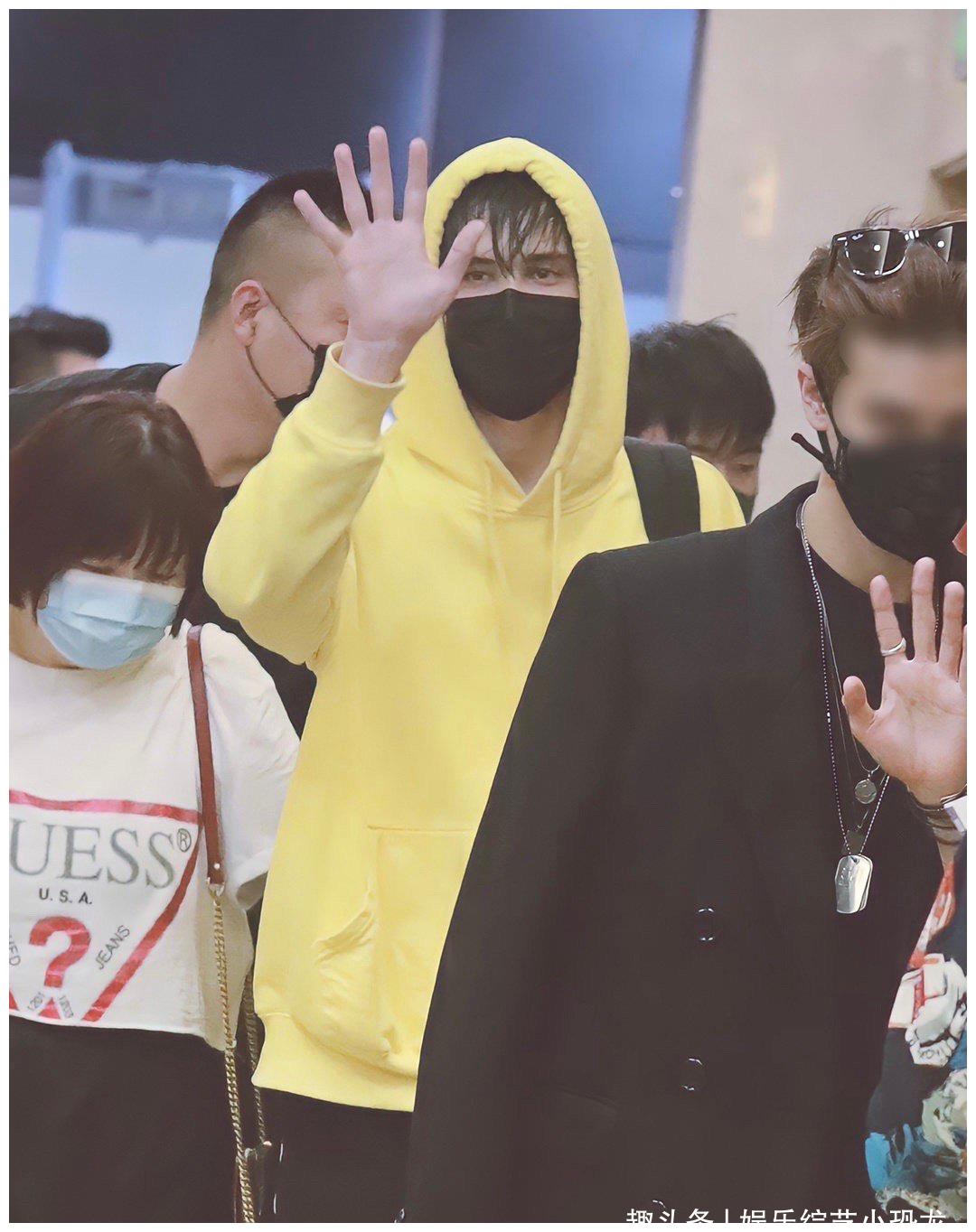 利路修现身机场被围观，面对人群第一反应是自拍，喜欢人气是真的休闲区蓝鸢梦想 - Www.slyday.coM