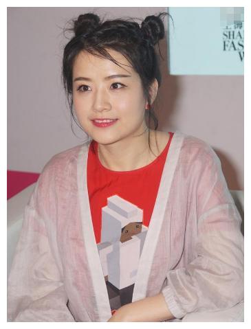 唱着《猪之歌》的香香回来了,可惜歌红人不红走在街上无人识