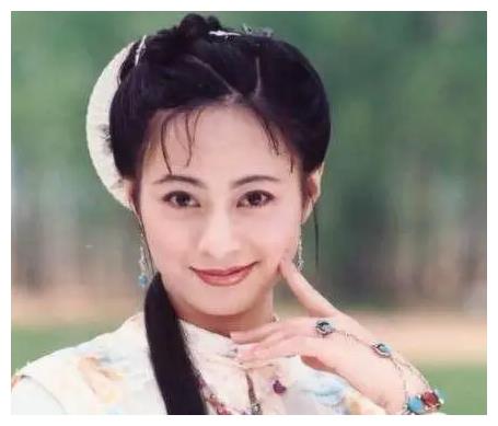 李婷宜天生丽质,还有一双水灵灵的大眼睛,这不正是"小燕子"的模样吗?