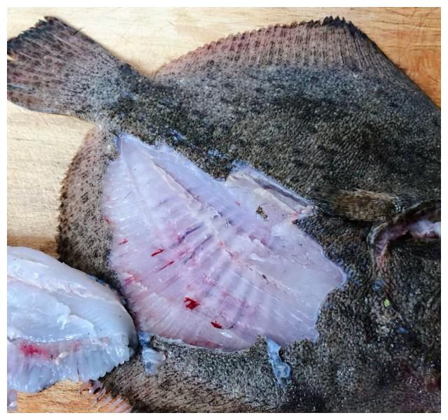 第1步,鲜活的多宝鱼摘去鱼鳃和内脏刮去鱼鳞洗净沥干水份.