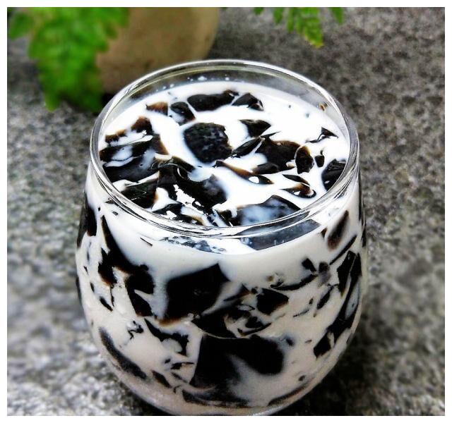 仙草牛奶,天气热最合适了,冰凉爽滑,三伏天喝上一杯仙草最解暑