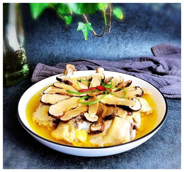 美食看点 >正文 新闻 新闻 图片 视频 鲜松茸上市抓紧尝鲜,蒸煮煎炸