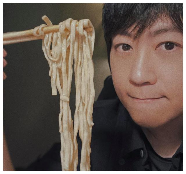 打破抿嘴微笑!阿信罕见露2排齿 粉:20年都没发现牙齿如此齐