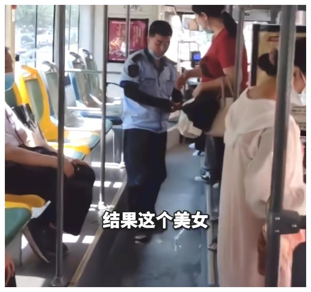 女子被洒水车弄湿,要求司机赔偿50元,网友:哪来的勇气休闲区蓝鸢梦想 - Www.slyday.coM 女子被洒水车弄湿,要求司机赔偿50元,网友:哪来的勇气休闲区蓝鸢梦想 - Www.slyday.coM