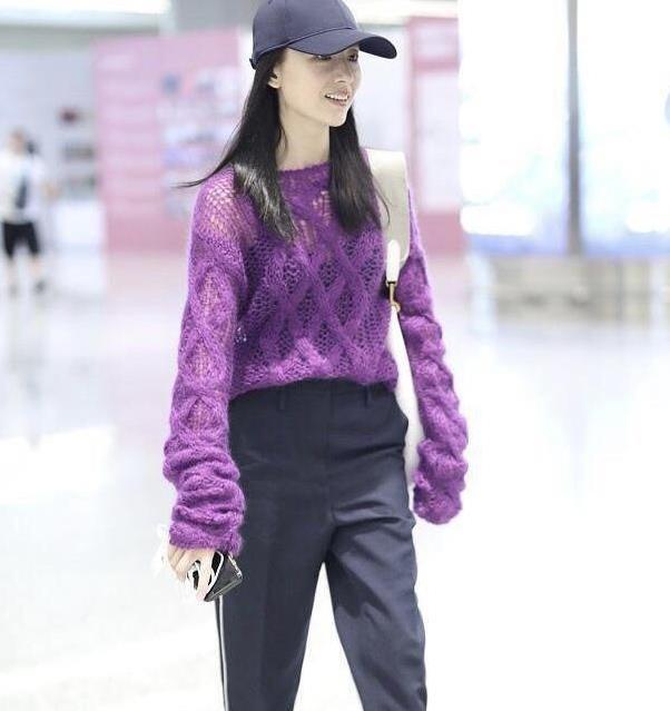董洁穿衣好低调!紫色毛衣搭配牛仔裤简约随性,没了冷清秋的气质
