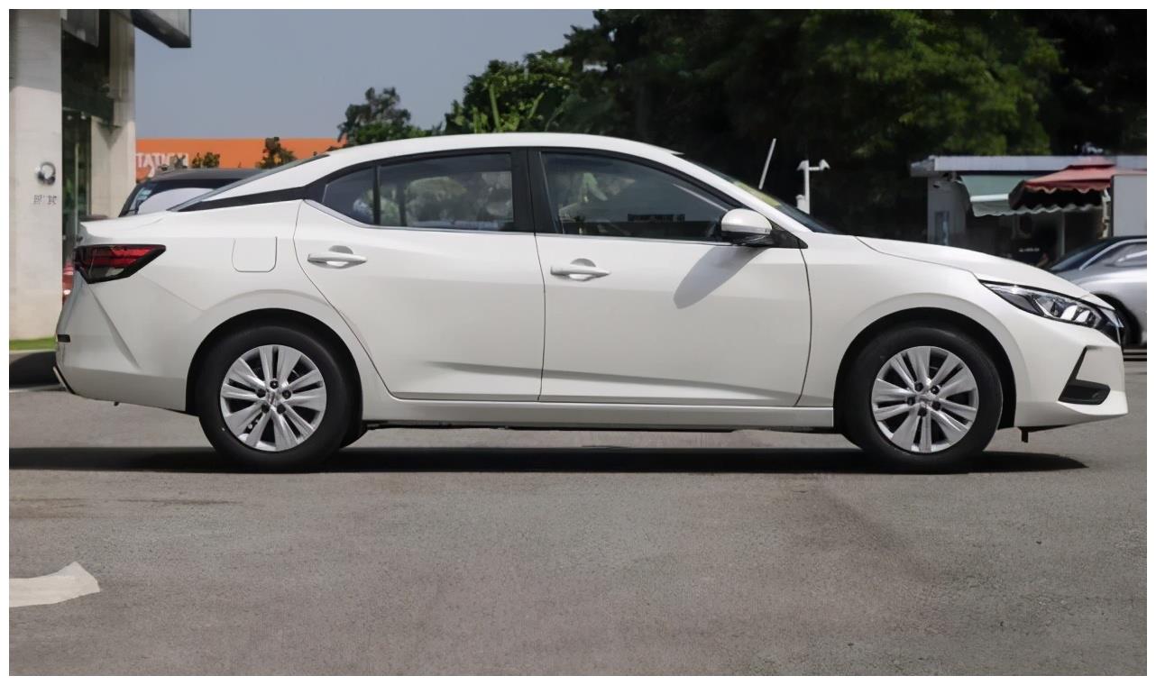 第七代伊兰特pk轩逸,谁能成就你的双面人生?