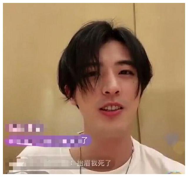 张天爱徐开骋恋情再添锤!男方在她家门口寄快递,打扮随意好居家