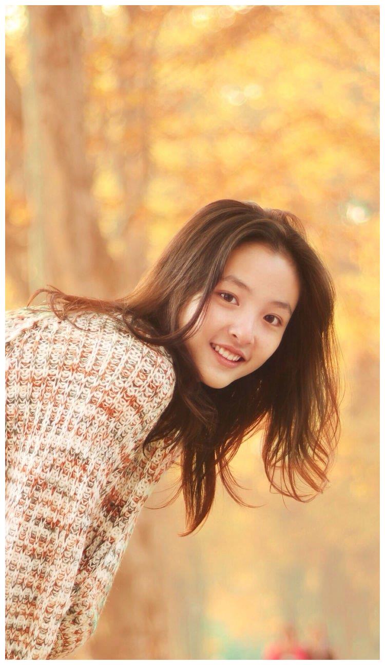 扎丸子头,穿牛仔衬衫,清新灵动,28岁的吴倩不仅仅是美丽