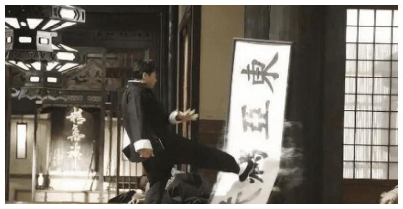 被李小龙踢碎的"东亚病夫"招牌,被小鲜肉捡了起来,还镶了金边