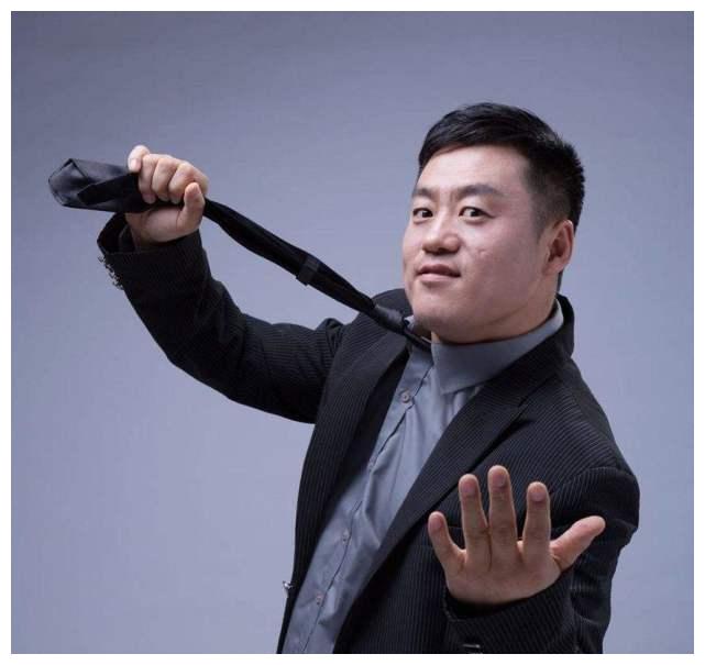 宋晓峰女儿近照颜值太高,16岁穿校服化浓妆,穿着透露其不差钱!