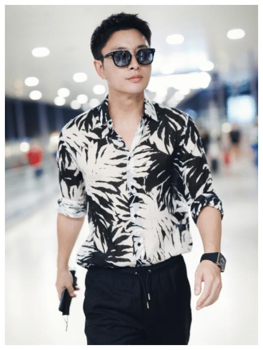 贾乃亮单身后焕发第二春，穿花哨衬衫变帅小伙，37岁看起来像20多休闲区蓝鸢梦想 - Www.slyday.coM