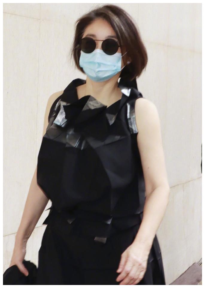 有种66岁叫林青霞一身黑装久违露面优雅老去打脸赵雅芝