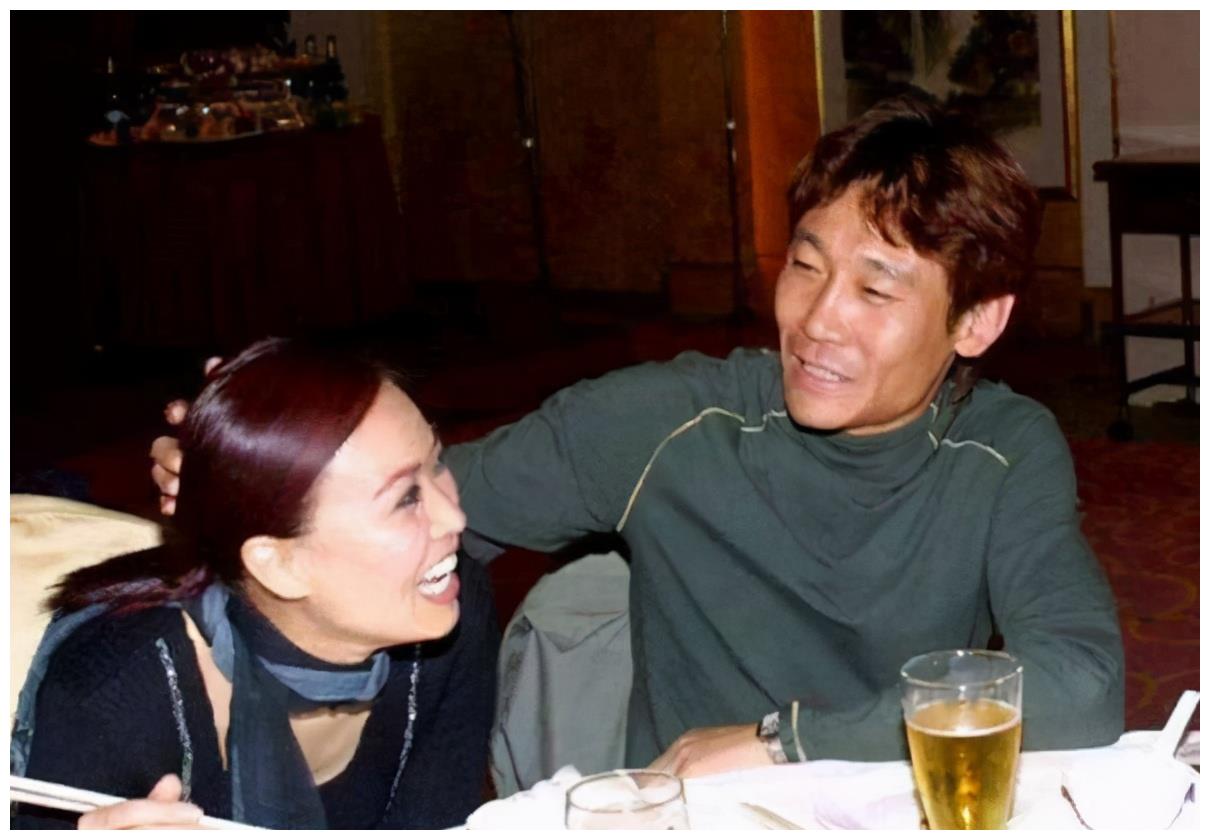 还记得16年前那英诞下的男婴吗?如今他继承父亲衣钵,长成这样