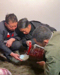 “逛街时女友偷看别人，男友发现后做法太有意思了”哈哈哈休闲区蓝鸢梦想 - Www.slyday.coM