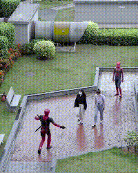 “逛街时女友偷看别人，男友发现后做法太有意思了”哈哈哈休闲区蓝鸢梦想 - Www.slyday.coM