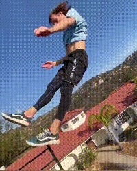 “逛街时女友偷看别人，男友发现后做法太有意思了”哈哈哈休闲区蓝鸢梦想 - Www.slyday.coM