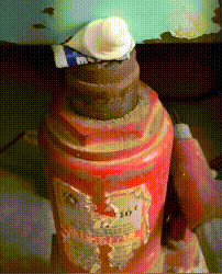 “逛街时女友偷看别人，男友发现后做法太有意思了”哈哈哈休闲区蓝鸢梦想 - Www.slyday.coM