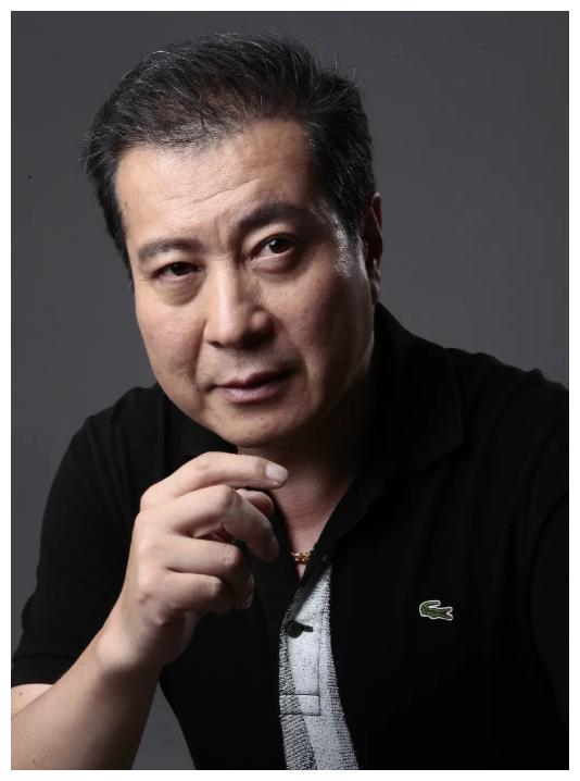 人民的名义丁义珍罕见露面白头发太明显60岁难逃岁月侵蚀