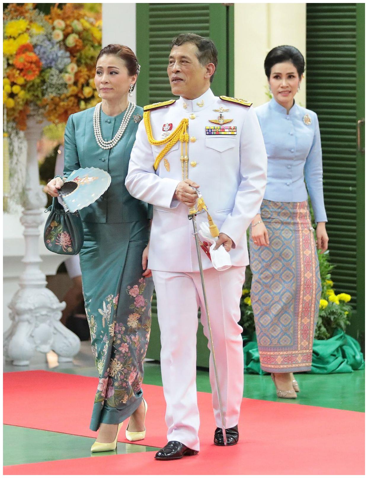 泰国王后晒照手拿扇子 诗妮娜王妃跪在一旁__财经头条
