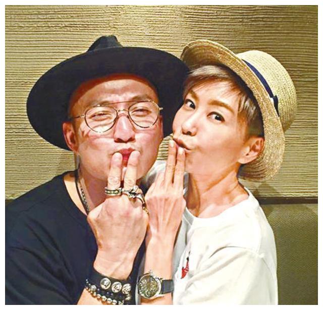 43岁陈山聪再婚伍咏薇被敬茶喜极而泣,姐弟俩20年感情得来不易