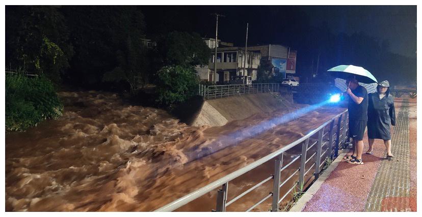夜间暴雨来袭雅安雨城连夜转移群众43人