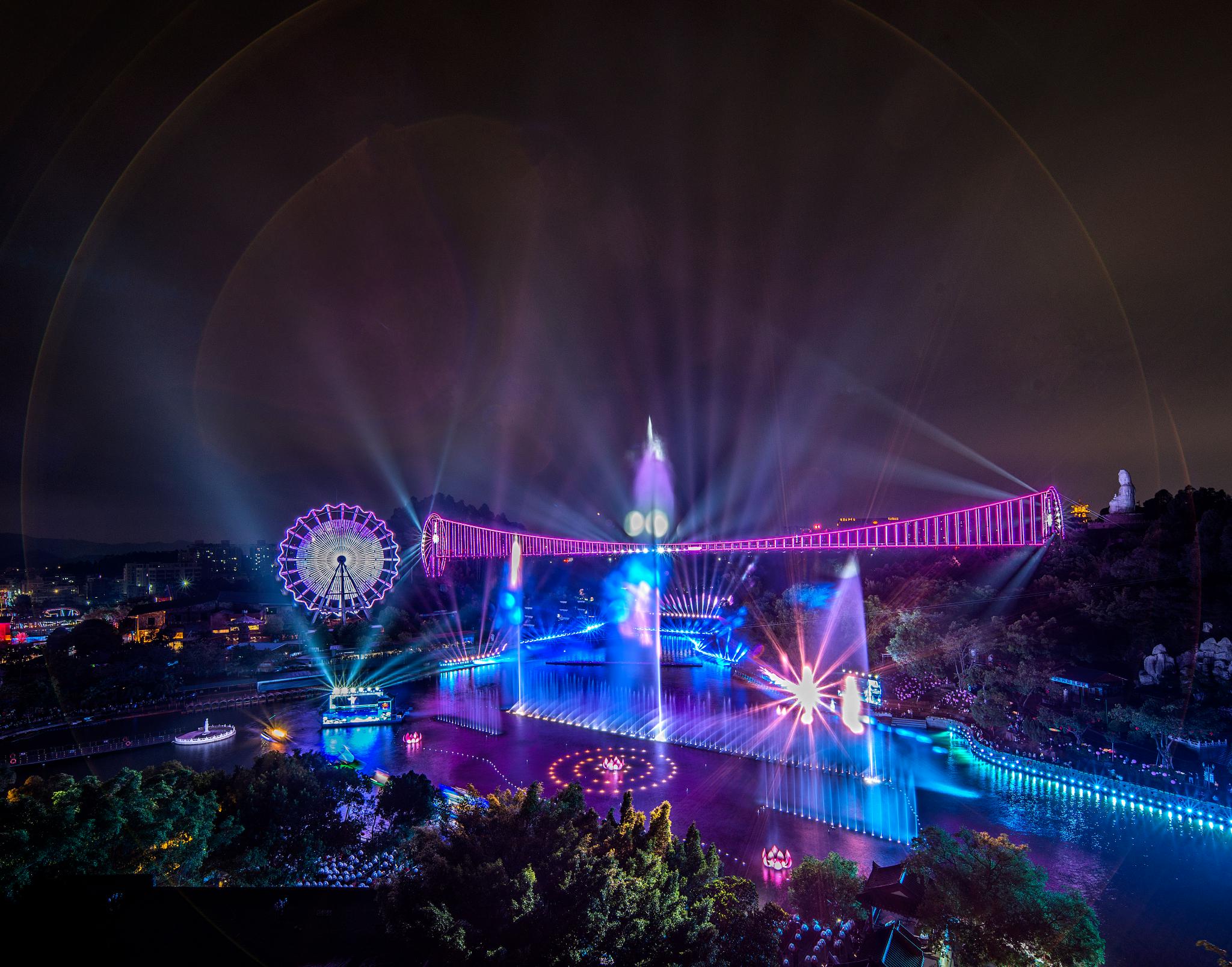 隐贤山庄特意在夜间推出《蝶影》水舞灯光秀,这是以中国传统民间故事