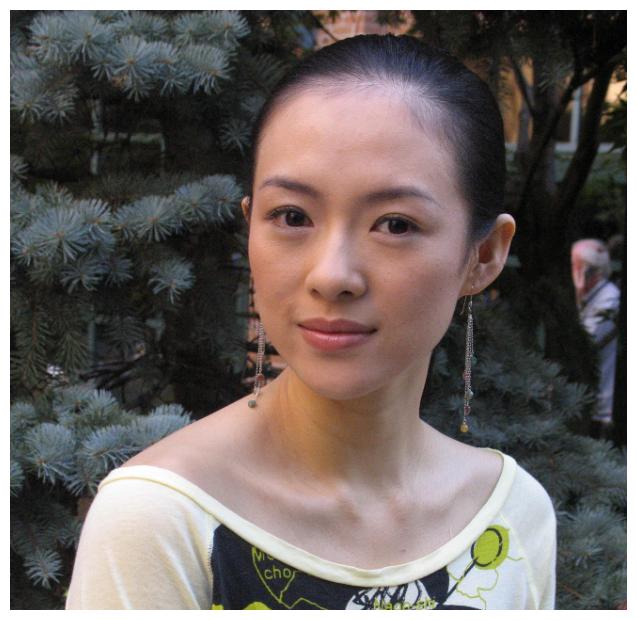 章子怡产后复工的首次亮相,蓝裙造型金属配饰,久未营业气场依旧