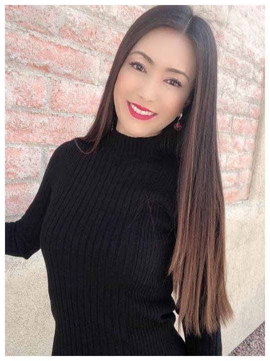 年近50岁的老大姐,依然时尚美丽