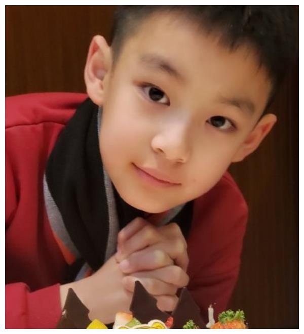 有种"神颜"叫曹颖儿子,肤白貌美大长腿,不愧是"最帅星二代"