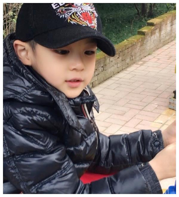 很多网友第一次见到王梓涵是在《二胎时代》这个综艺节目上面.