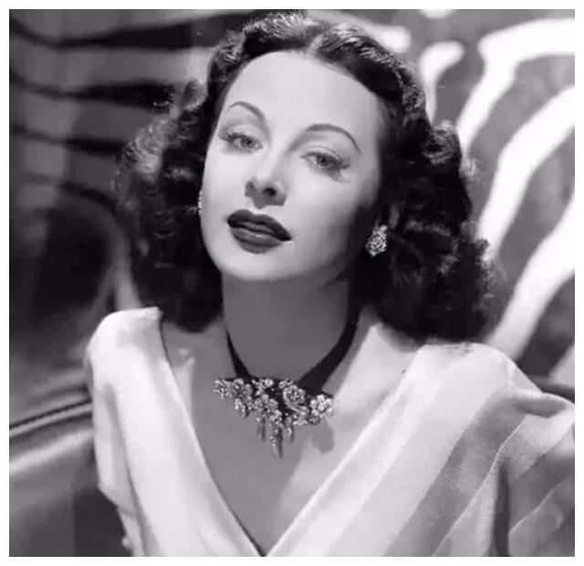 世间的"精灵"——海蒂·拉玛当置身银幕,人们为她的美貌,演技而欢呼