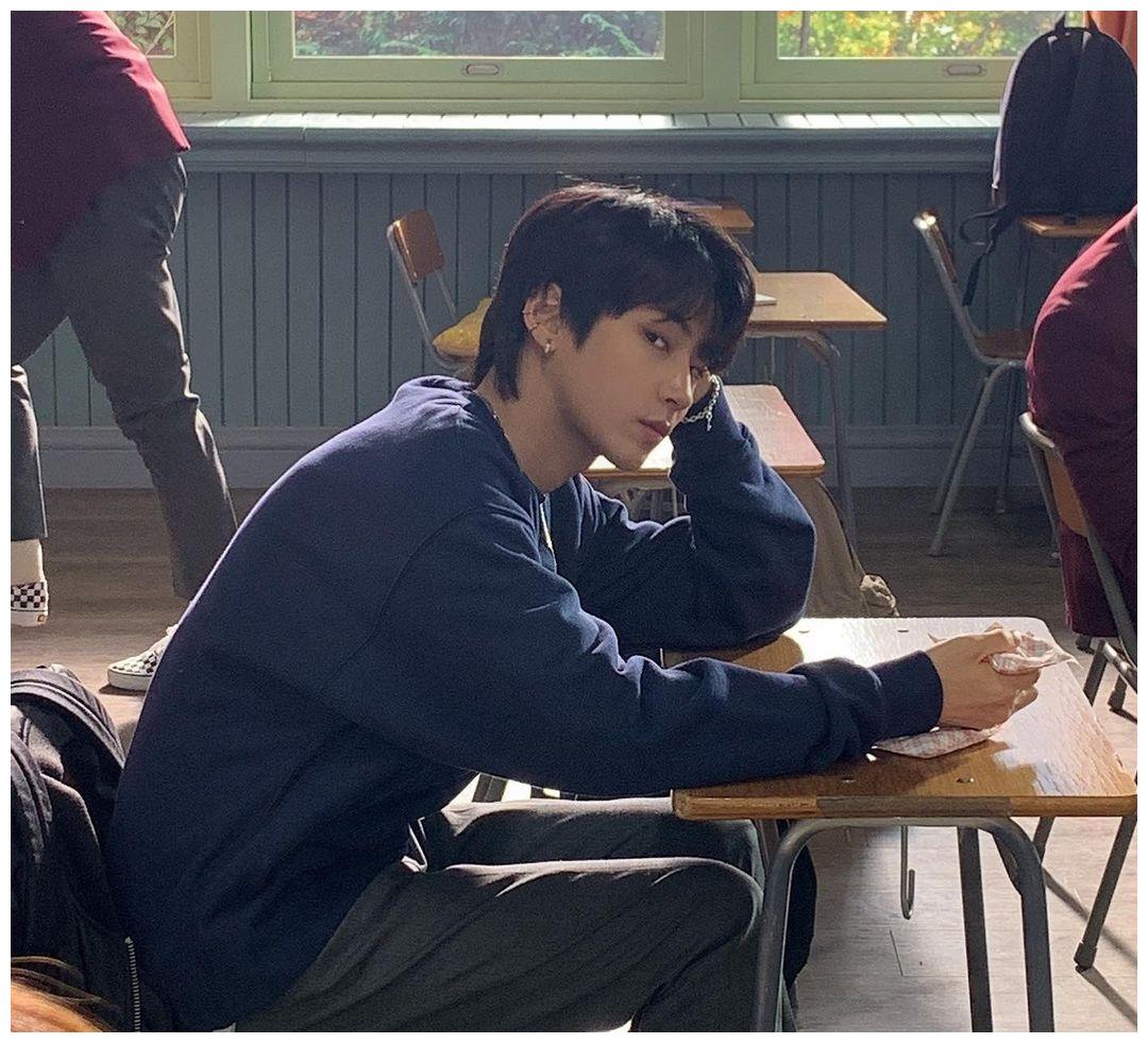 他和男主李修浩都是校园里的风云人物,身后一大波迷妹.