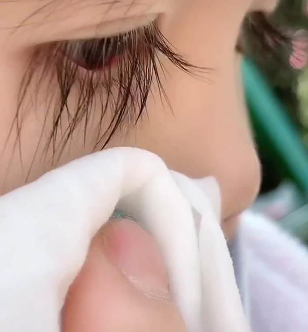 看了女儿的眼睫毛,妈妈吐槽是头发长眼睛上了,网友看后羡慕不已