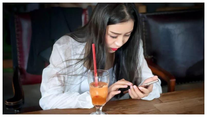 相亲饭局,男子吃到半路溜跑,将女孩拉黑删除,网友:干的漂亮休闲区蓝鸢梦想 - Www.slyday.coM 相亲饭局,男子吃到半路溜跑,将女孩拉黑删除,网友:干的漂亮休闲区蓝鸢梦想 - Www.slyday.coM