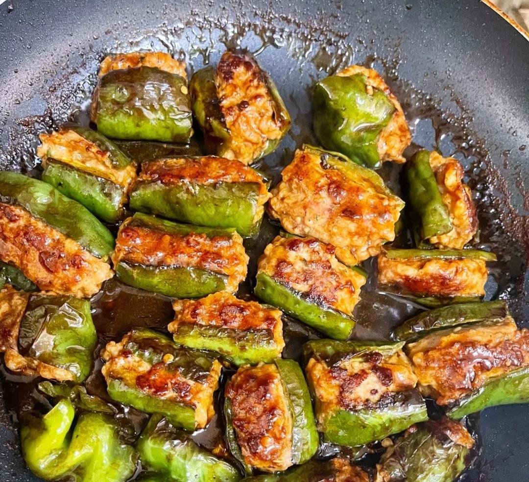 爆好吃的虎皮尖椒酿肉