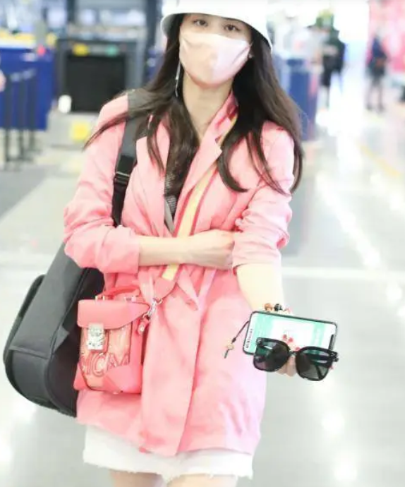 黄圣依穿一件芭比粉西装,看到效果后,一般人驾驭不了!