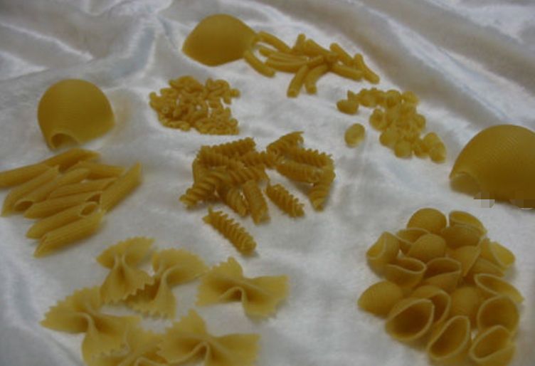 把不同形状的意大利通心粉拼凑在一块可以演绎出艺术感