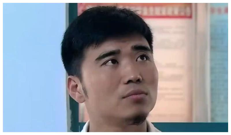 还记得《流星雨》中的楚雨荨舅舅吗?当初嫌他丑,如今帅到不敢认