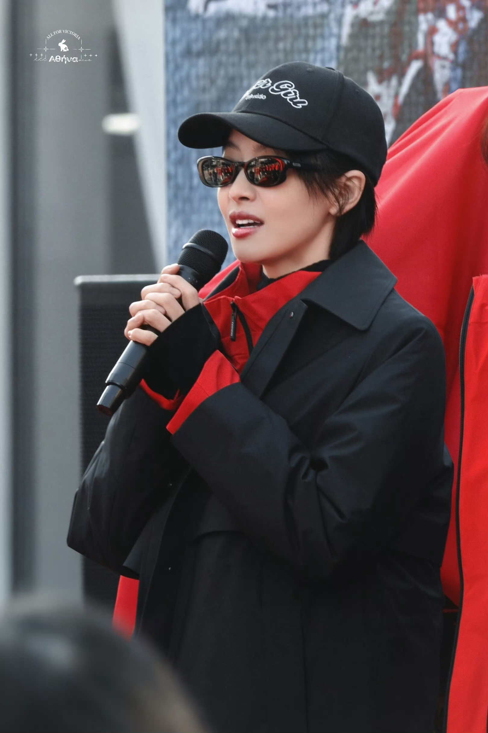 宋茜飒爽短发+红色冲锋衣叠穿黑风衣，这红黑穿搭模版也太帅了