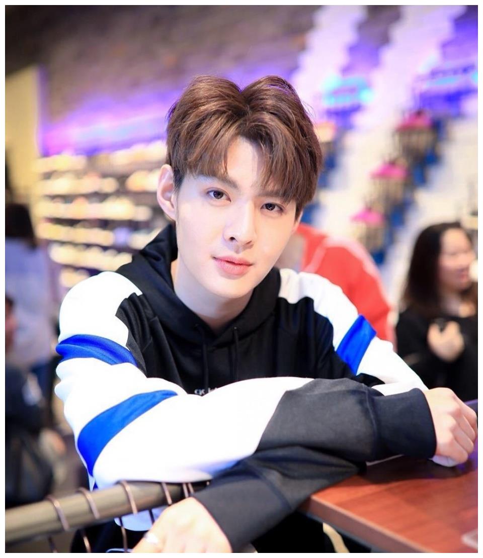 泰国男星黄明明,肤白貌美,佛系男孩!