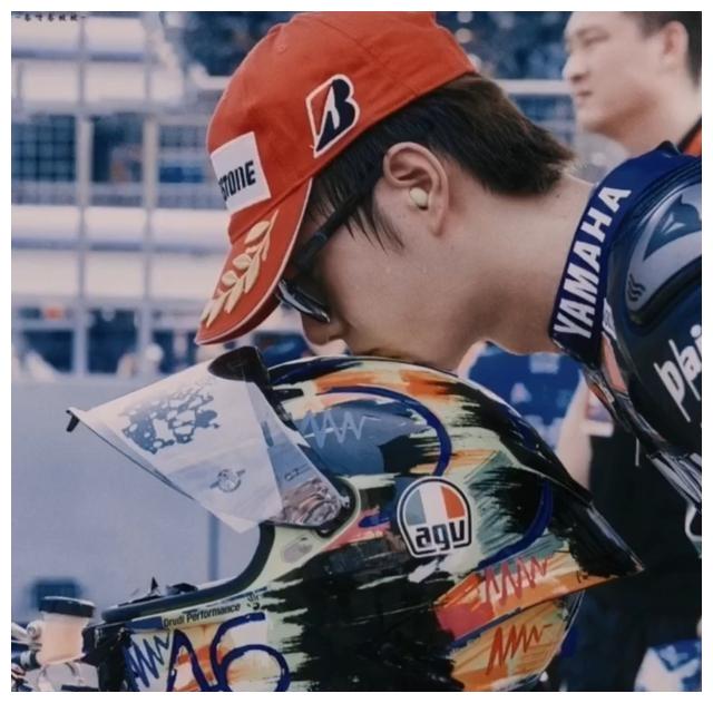 王一博的机车服!酷酷的封面!过来看看!