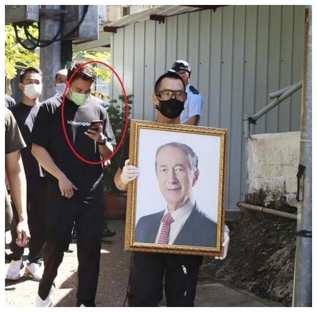 了,所以何猷龙便是赌王的公认长子,当天的他穿着和葬礼时没有什么区别