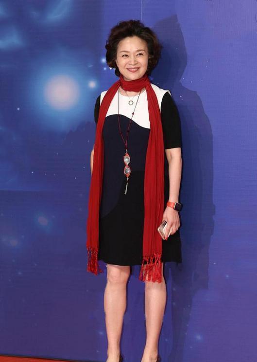 刘莉莉越老越时髦,黑白拼色裙大气又端庄,堪称奶奶辈穿搭教科书